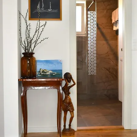 Art & Cozy New Apartmant Near And Historic Center Of Kastel Stari